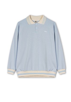 Lichtblauwe pullover met een polo kraag, crèmekleurige accenten en geribbelde boorden. Heeft twee knopen en een klein wit logo op de borst.