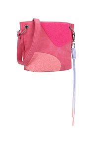Piccola borsa a secchiello in pelle rosa con dettagli in spugna nei toni del rosa e della lavanda. Presenta una lunga tracolla e un particolare di coulisse laterale.
