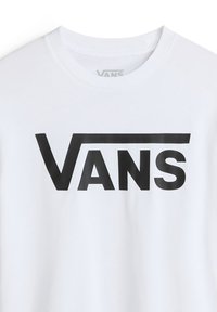 T-shirt blanc à col rond avec un grand logo noir "VANS" centré sur la poitrine, comportant une ligne horizontale prolongée au-dessus du texte.