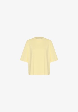 T-shirt en coton jaune avec une coupe décontractée, des manches courtes et un col rond. Texture lisse avec un minimum de détails.