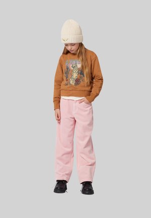 Bruine sweatshirt met een afbeelding van een luipaard, roze geruite broek met wijde pijpen, crèmekleurige gebreide beanie en zwarte schoenen. Glad textuur en ontspannen pasvorm.