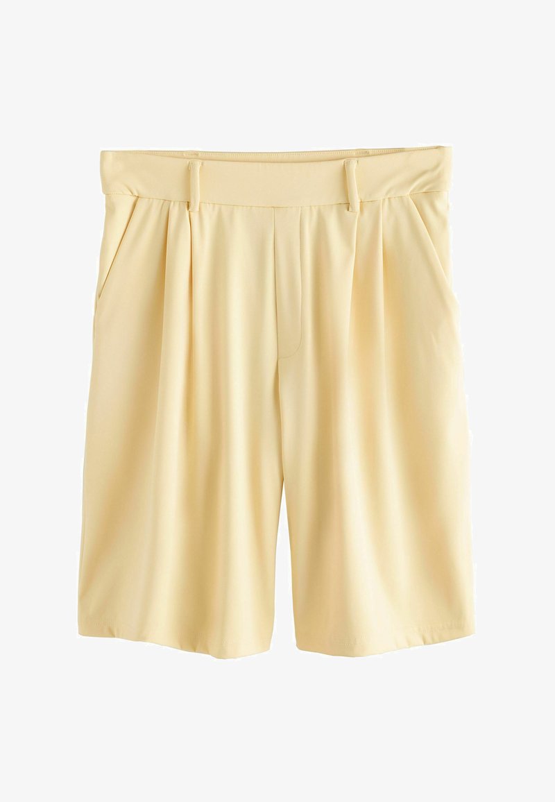 Shorts beige clair jusqu'aux genoux, cintrés, avec passants de ceinture, plis avant et poches latérales sur fond blanc.