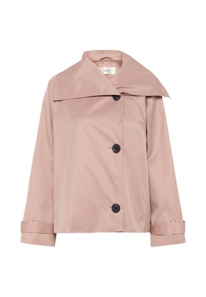 Veste courte rose avec col à revers large, trois grands boutons noirs et poignets à boutons réglables sur les manches longues.