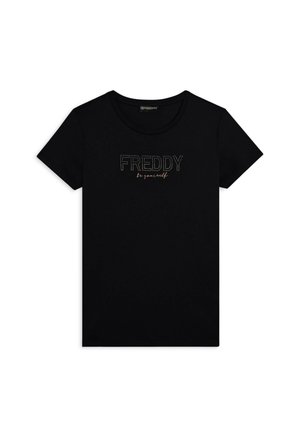 T-shirt nera in cotone con maniche corte, con la scritta "FREDDY" in borchie argento e "sii te stesso" in un carattere contrastante sotto.