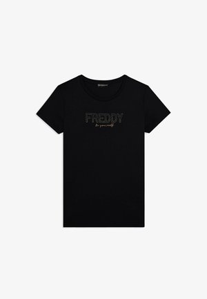 T-shirt nera in cotone con maniche corte, con la scritta "FREDDY" in borchie argento e "sii te stesso" in un carattere contrastante sotto.