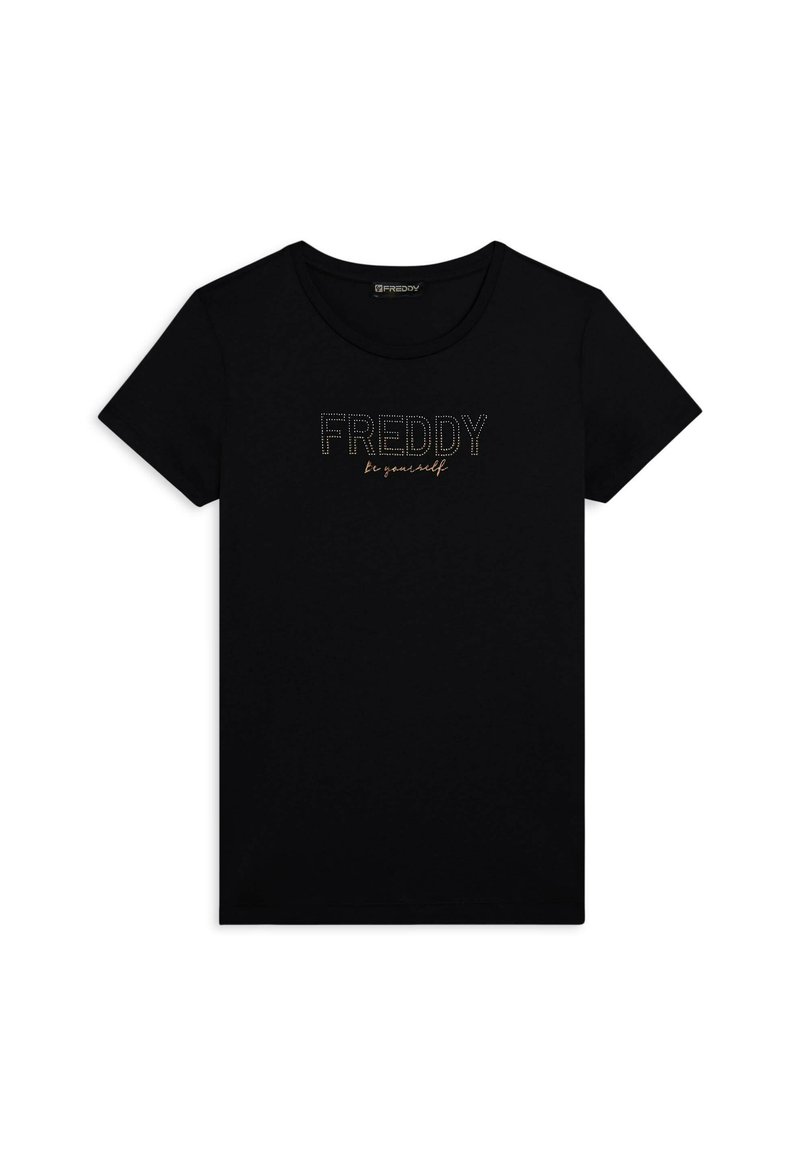 Camiseta de algodón negra de mangas cortas, con la palabra "FREDDY" en tachuelas plateadas y "sé tú mismo" en una fuente contrastante abajo.