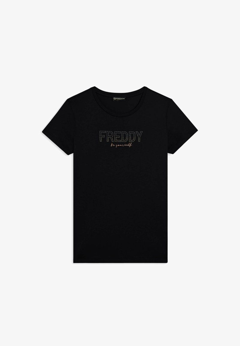 Camiseta de algodón negra de mangas cortas, con la palabra "FREDDY" en tachuelas plateadas y "sé tú mismo" en una fuente contrastante abajo.