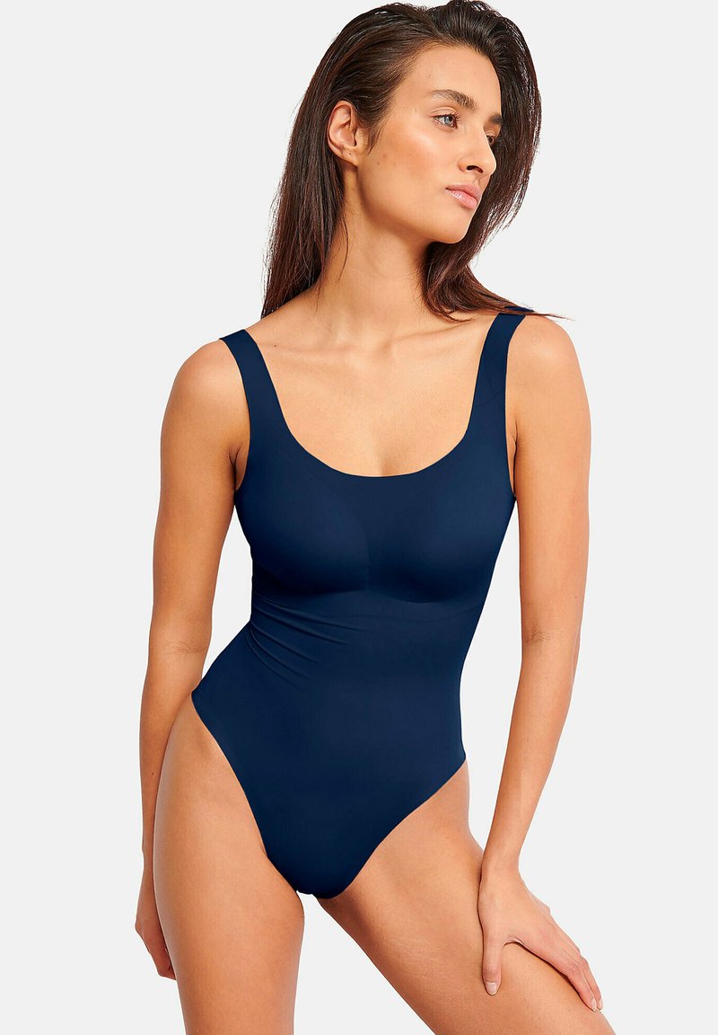 Marineblauwe badpak met brede bandjes en een ronde halslijn. Gemaakt van een gladde, rekbare stof; strakke, figuurvormende pasvorm.