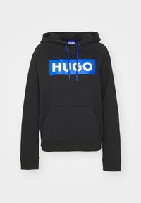 Sudadera negra con un logo rectangular azul "HUGO" en letras blancas en negrita. Cuenta con capucha ajustable y un bolsillo tipo canguro en la parte frontal.