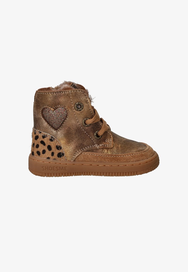 Bruine leren hoge sneakers met een sprankelende hartdetail, accenten van luipaardprint en een textuur van gumzool. Voorzien van ronde veters en een voering van bont.