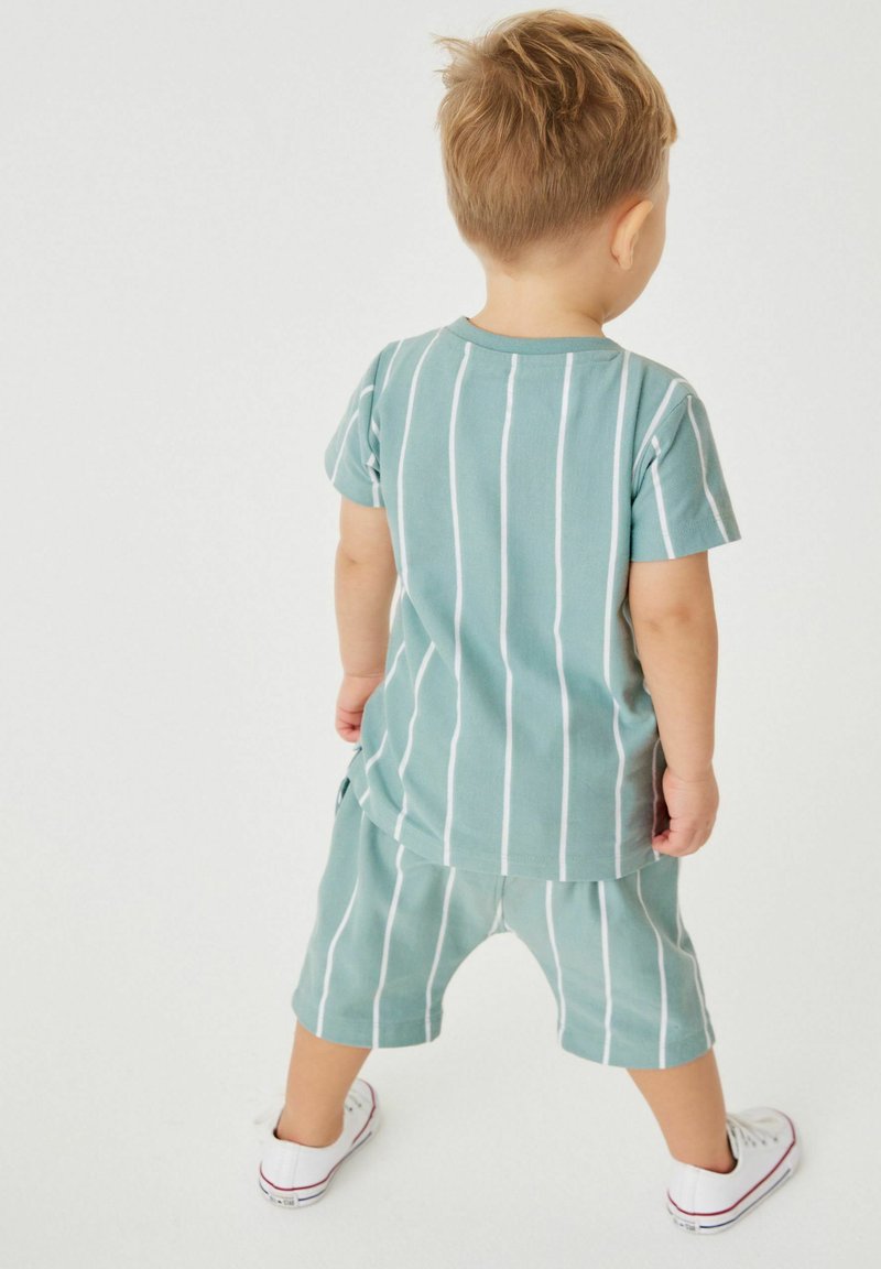 Next VERTICAL STRIPE T SHIRT AND SHORT SET Shorts mineral blue/blu