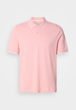 Polo rosa claro de manga corta con dos botones, borde blanco en el cuello y las mangas, y pequeño logo de GANT en el pecho.