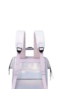 Translucenter holografischer Rucksack mit gepolsterten weißen Trägern, einer weichen Textur und verstellbarem Zubehör. Glatte Oberfläche mit rechteckiger Form.