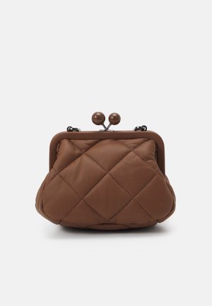 Mała brązowa pikowana skórzana portmonetka z metalową ramką i okrągłym zatrzaskiem na białym tle.