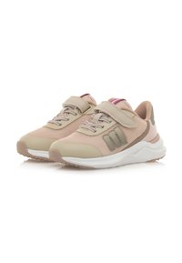 Rosa und beige Sportschuhe mit Mesh-Obermaterial, gepolsterter Zunge, verstellbarem Riemen, drei Streifen-Detail und strukturiertem Sohle für Grip.