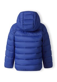 Modra puhovka s kapuco, ki vsebuje vodoravne prešite dele. Gladek, sijoč material z udobnim krojem in mehko teksturo.