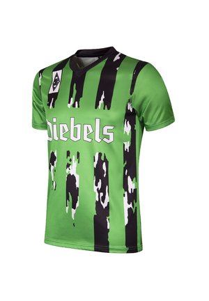 Groene en zwarte voetbalshirt met een camouflagepatroon, korte mouwen en een V-halsontwerp met witte letters "Diebels."