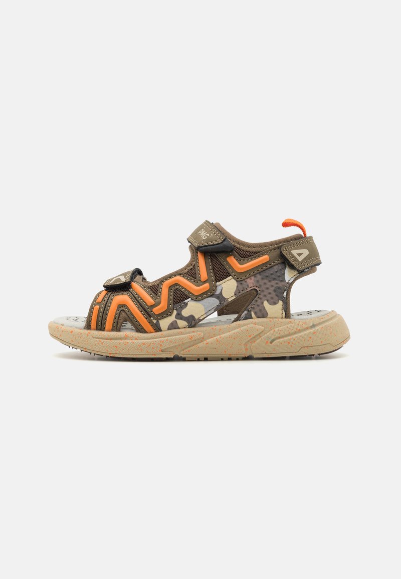 Barnes sandaler i brun med kamuflasjemønster, med oransje detaljer og justerbare stropper. Teksturert gummisåle for godt grep.