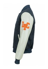 Giacca varsity da uomo con corpo in lana blu navy e maniche in pelle crema. Presenta un ricamo arancione "L.C." sulla manica sinistra e polsini a coste.