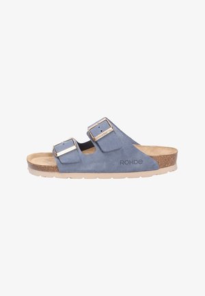Blaue Wildledersandalen mit zwei verstellbaren Riemen, silbernen Schnallen, Korkfußbett und einer strapazierfähigen beigen Gummisohle. Mit "ROHDE"-Branding gekennzeichnet.