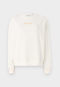 Sudadera de color crema con mangas largas, puños acanalados y cuello redondo. Presenta un logotipo de texto naranja en el pecho.