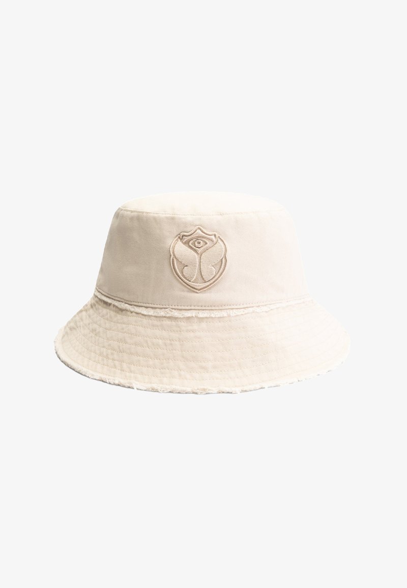 Beige katoenen bucket hat met een geborduurd logo op de voorkant, rafelige randen en een brede, naar beneden hellende rand. Getextureerde stof.