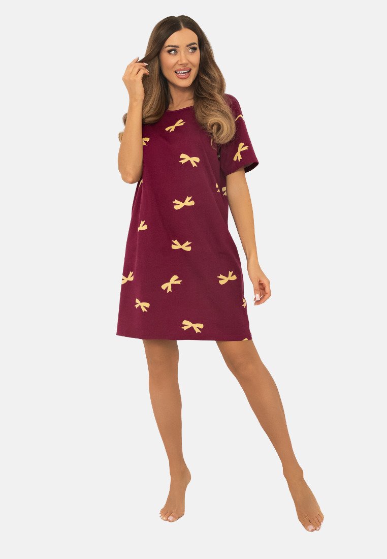 Bordowa sukienka z krótkim rękawem wykonana z miękkiego materiału, zdobiona wzorem małych żółtych kokardek. Prosty krój o luźnym fasonie.