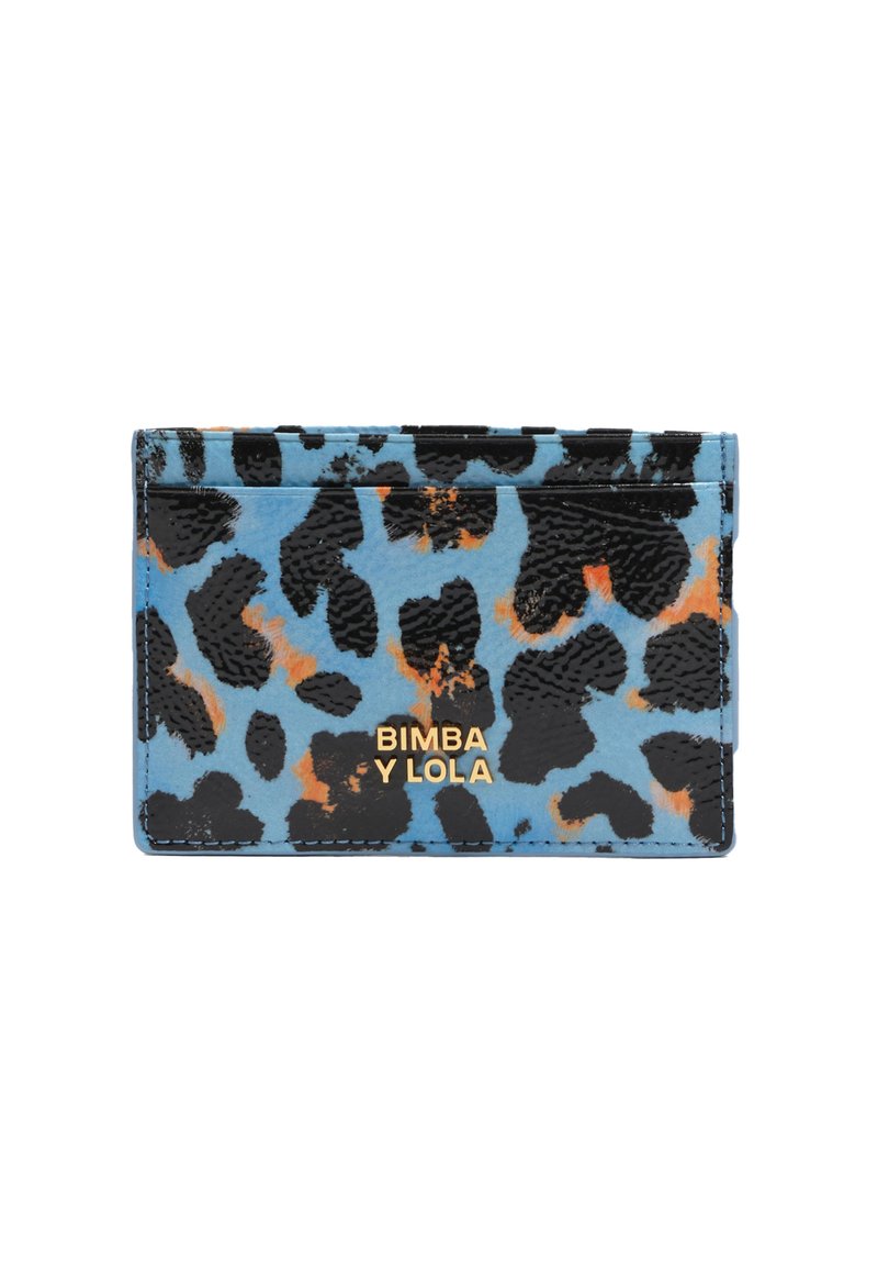 Portafoglio leopardato in blu e nero con accenti arancioni, realizzato in materiale testurizzato. Presenta un logo in rilievo dorato sul fronte.