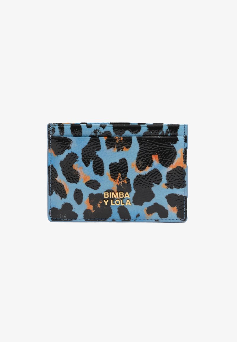 Tarjetero con estampado de leopardo en azul y negro con acentos naranjas, hecho de material texturizado. Presenta un logo en relieve en dorado en la parte frontal.