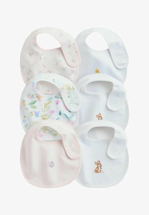 Sześć miękkich śliniaków dla niemowląt z zapięciami na zatrzaski, ozdobionych pastelowym haftem kwiatów, zwierząt i motyli na białym i jasnoróżowym tle.