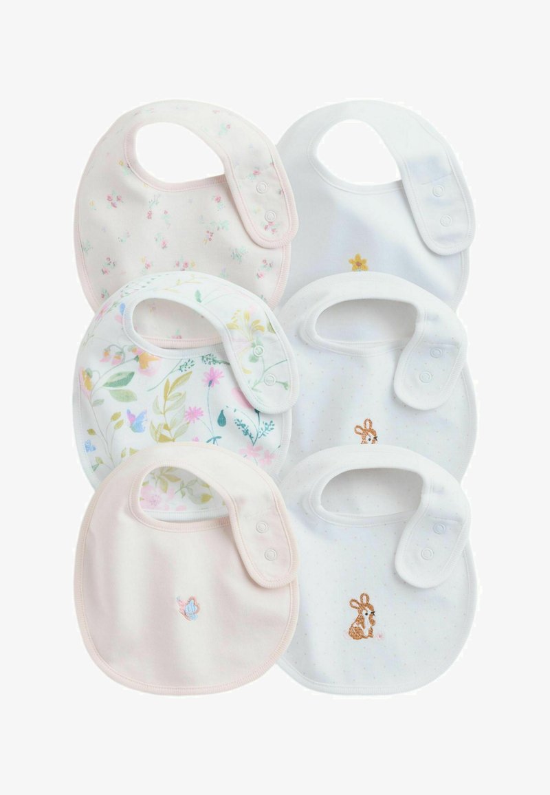 Six bavoirs doux pour bébé avec fermetures à pression, ornés de broderies florales pastel, d'animaux et de papillons sur fonds blanc et rose clair.