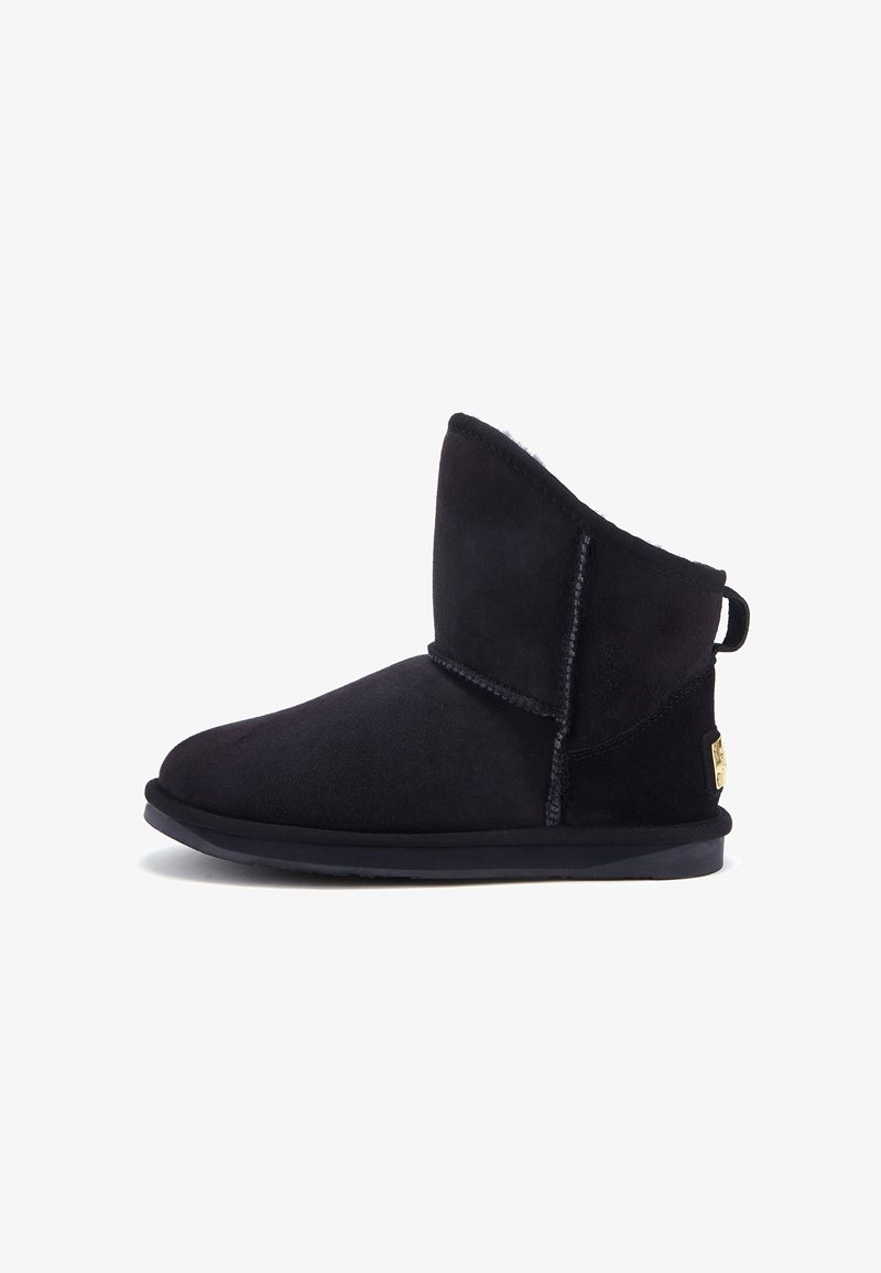Svart mocka ankle boot med mjuk pälsfoder, rund tå och sydda sömmar. Har en kort krage och en ögla på hälfliken för enkel på- och avtagning.