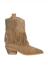 Bota de vaquero de ante marrón con flecos, tachuelas plateadas y acentos turquesa en el caña. Diseño de punta afilada y tacón apilado.