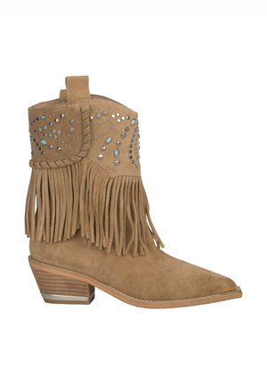 Bota de vaquero de ante marrón con flecos, tachuelas plateadas y acentos turquesa en el caña. Diseño de punta afilada y tacón apilado.