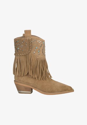 Bottines de cowboy en suede marron ornées de franges, d'ér studs argentés et d'accents turquoise sur la tige. Design à bout pointu et talon empilé.