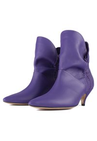 Paarse leren enkelboots met spitse neuzen en een slouch-ontwerp. Heeft een kleine hak en gestikte details aan de achterkant.