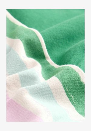 Tessuto morbido con maglia testurizzata caratterizzato da righe orizzontali in verde, bianco, azzurro e rosa, mostrato in primo piano con pieghe.