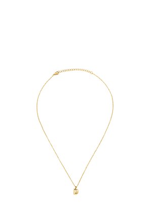 Delicato collier in oro con un piccolo ciondolo in oro recante la lettera "D" su sfondo bianco.