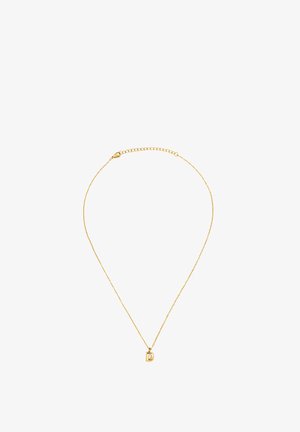 Delicato collier in oro con un piccolo ciondolo in oro recante la lettera "D" su sfondo bianco.