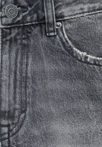 Szara tkanina dżinsowa z widocznym przeszyciem, guzikiem z logo „Pull & Bear” oraz detalem przetarcia na kieszeni.