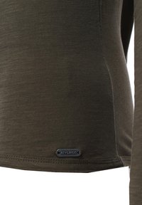 Olivengrünes Langarmhemd mit strukturierter Oberfläche, das ein Markenetikett am Saum und saubere, genähte Nähte aufweist.