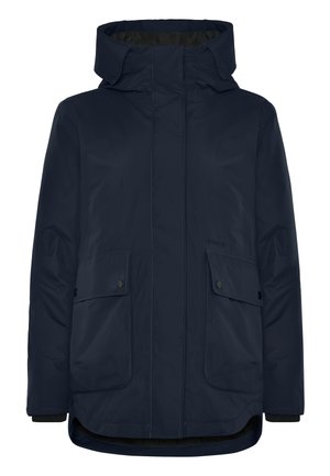 Marineblauwe geïsoleerde jas met een hoge kraag, ritssluiting aan de voorkant, twee klepzakken en een iets langere achterkant.