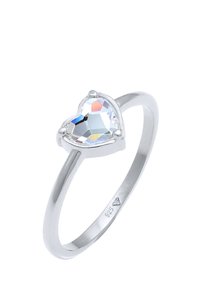 Sølvring med en hjerteformet, facetteret krystal centrum; har en glat ring og en 925 sølv stempel.