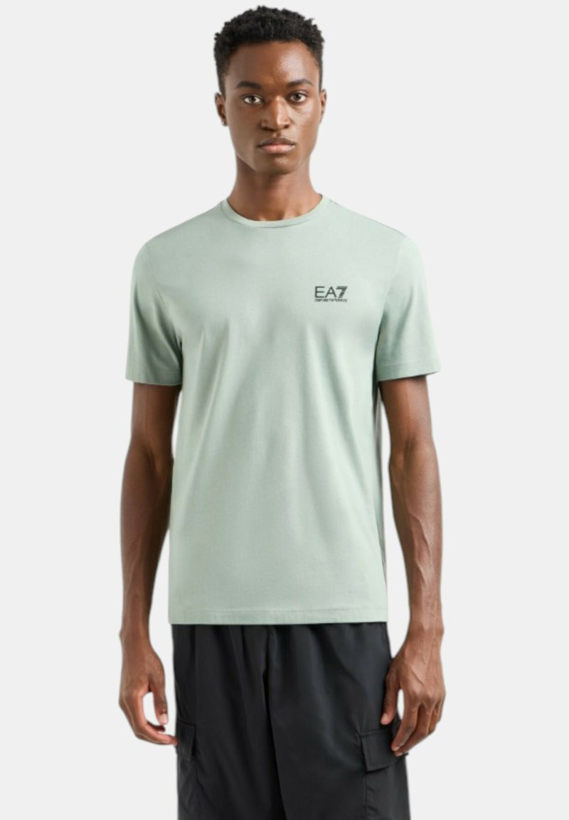 Jasnozielona koszulka z krótkim rękawem, z okrągłym dekoltem i logo EA7 nadrukowanym na lewej piersi, wykonana z gładkiego, lekkiego materiału.