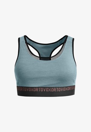 Hellblauer Sport-BH aus weichem Stoff, mit einem schwarzen Elastikband mit Schriftzug und einem überkreuzten Rückenträger-Design.