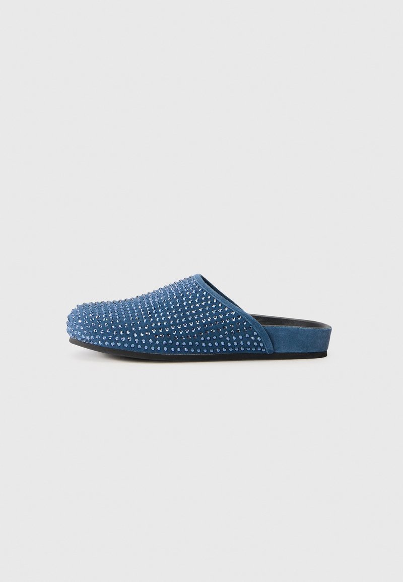 Blauwe instapsloffen gemaakt van zachte suede, met een gestructureerde oppervlakte versierd met glanzende studs. Ontwerp met open achterkant, platte zool.