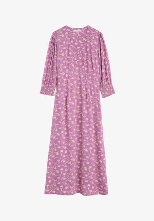 Růžové šaty s květinovým vzorem, dlouhými rukávy, nařasenými manžetami a výstřihem do V. Vyrobeno z lehkého materiálu, s volným střihem.