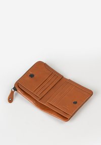 Portafoglio in pelle marrone con chiusura con zip. Caratterizzato da diversi scomparti per carte e una tasca con bottone a scatto. Texture liscia e design minimalista.