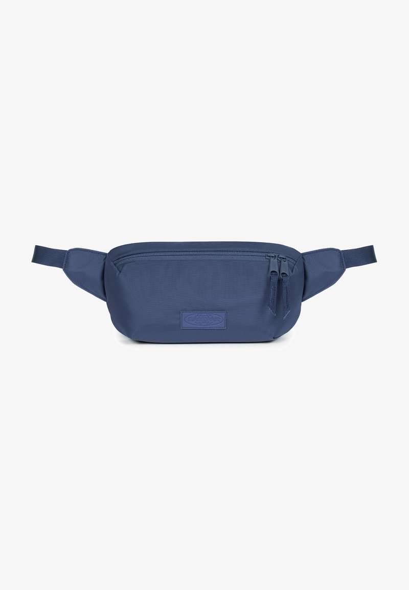 Navyblauwe heuptas gemaakt van duurzaam materiaal, met een ritssluiting hoofdcompartiment en twee zijritsen, en een logo-opdruk aan de voorkant.