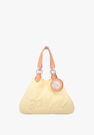 Sac en toile jaune avec "Barbie" embossé, anses en cuir rose, quincaillerie argentée et un charme rond avec un design graphique.